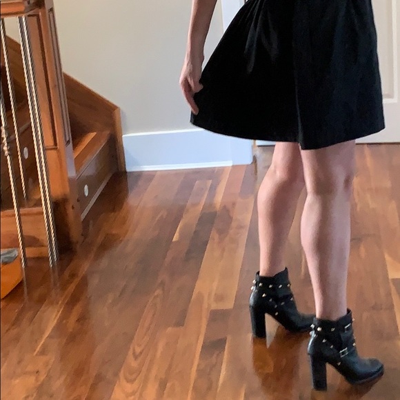 Short black full skirt - Picture 2 of 5